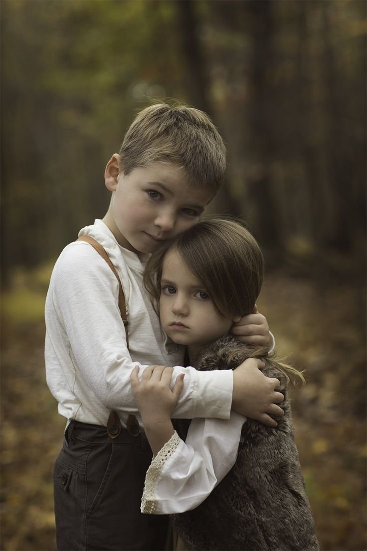 Маленькая девочка и мальчик