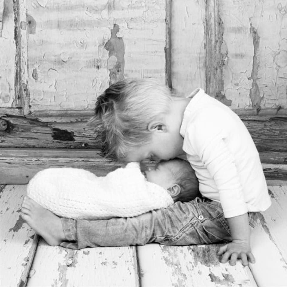 Младенец со старшим братом