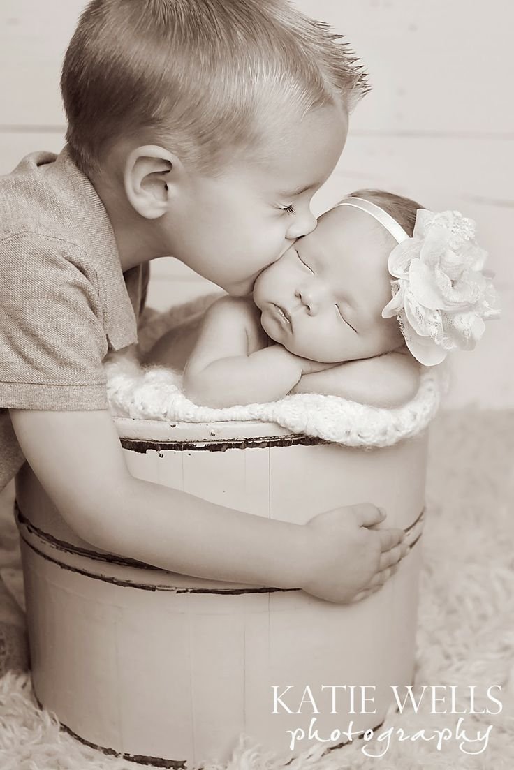 Сестрёнка с младенцем