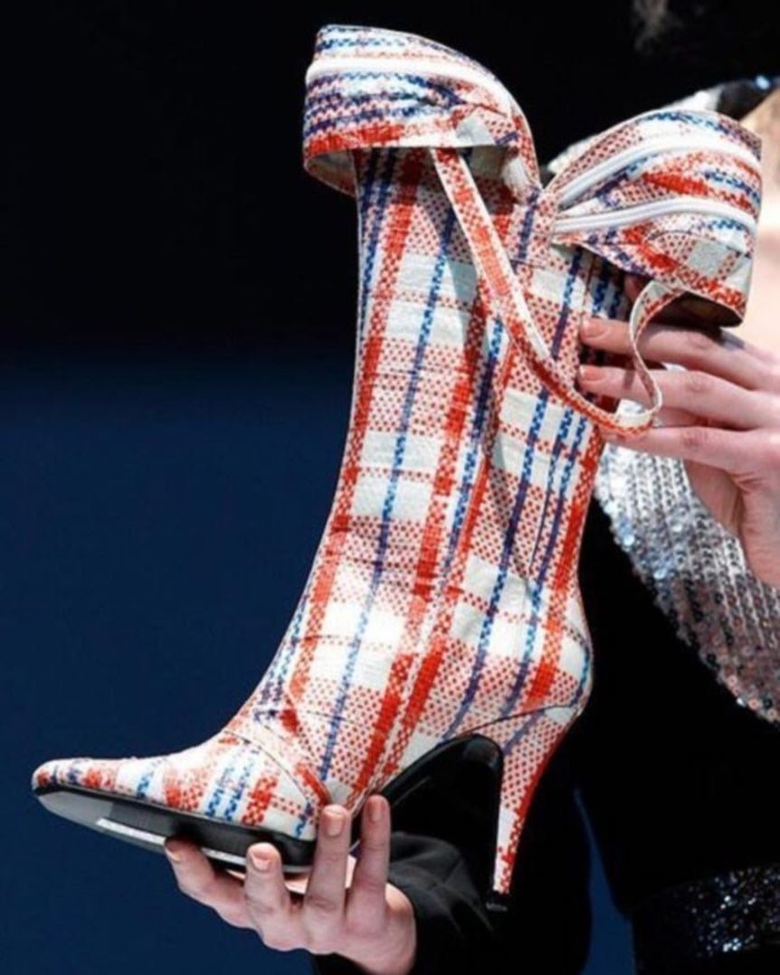 Только на бабу очень похож