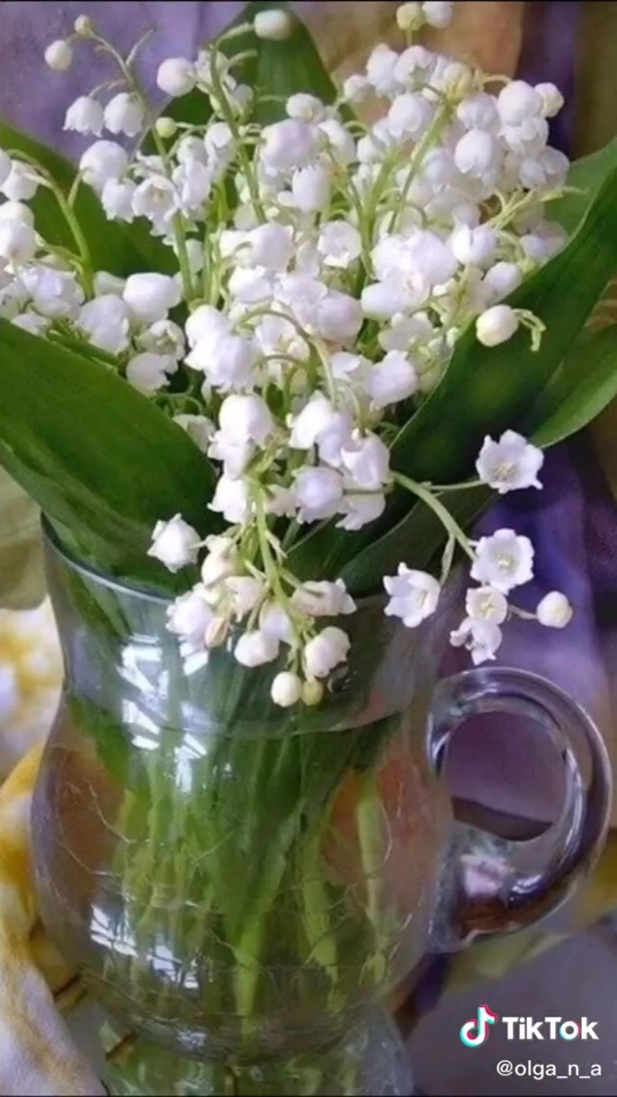 Букет ландышей на окне