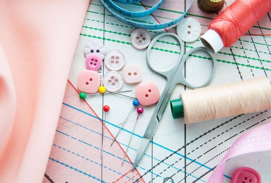 Девушка шьет