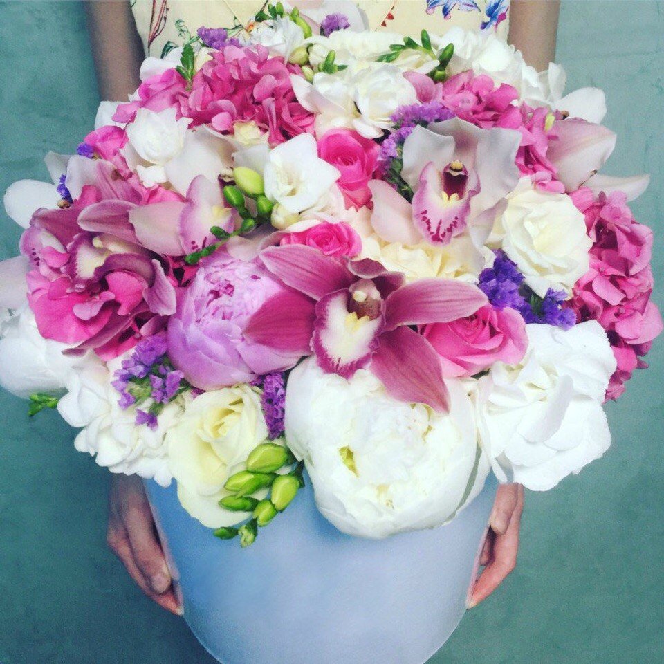 Букет с гортензией розами и орхидеями