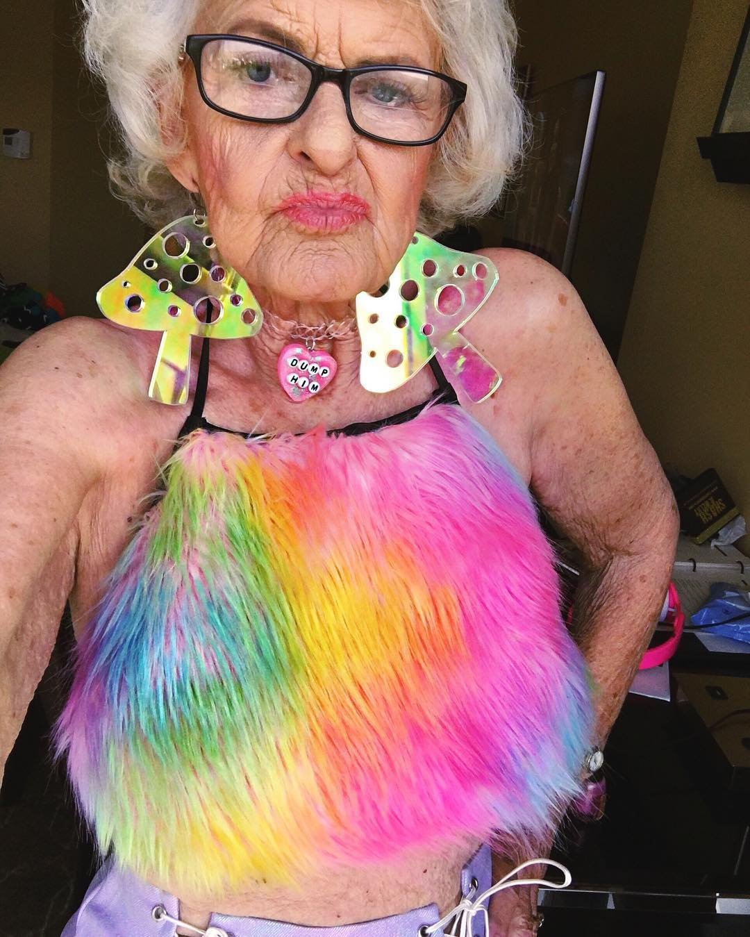 Мохнатка бабушки. Бадди Уинкл. Бадди Винкл, 91 год. Бабушка Бадди Винкль. 88 Летняя бабушка хиппи.