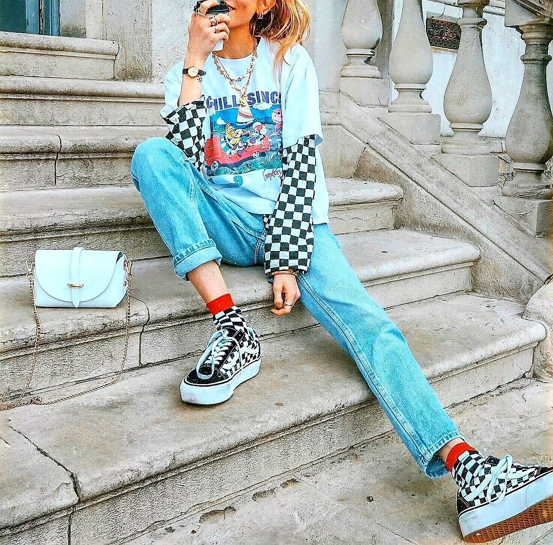 Стильная девушка в кроссовках