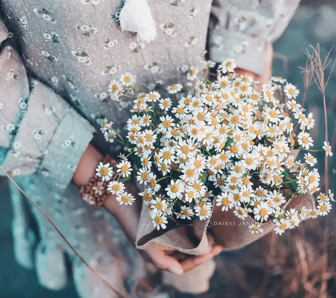 Девушка в шляпе с ромашками