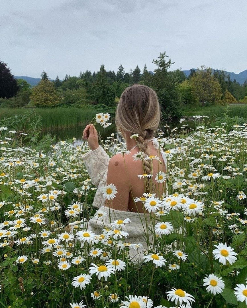 Девушка с ромашками на глазах