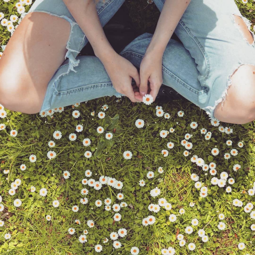 Девушка с ромашками