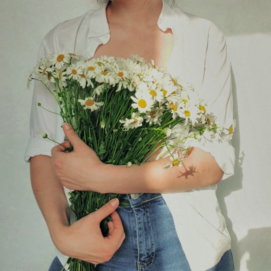 Ромашки в руках у девушки