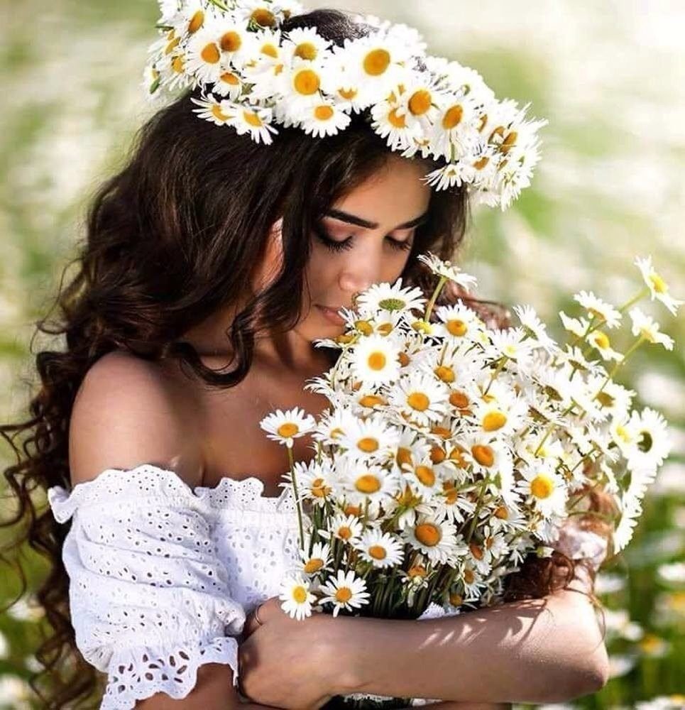 Девушка с букетом в поле