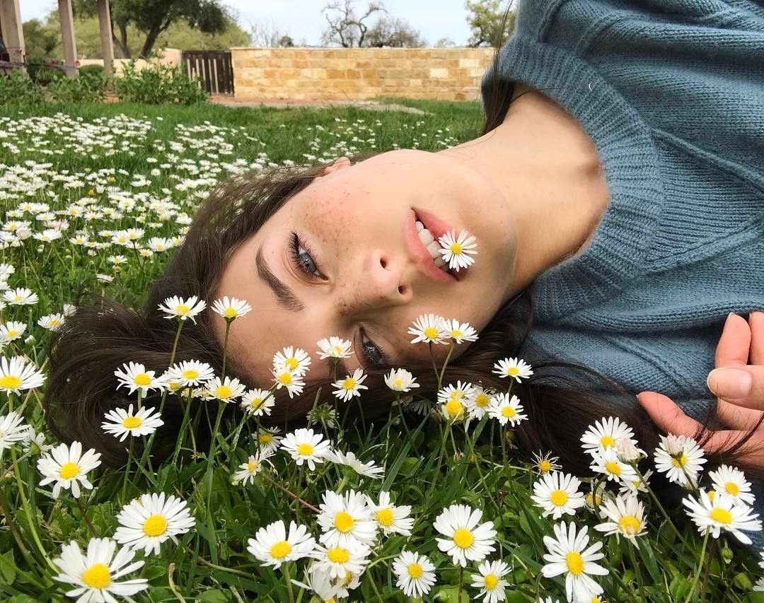 Девушка с огромным букетом ромашек