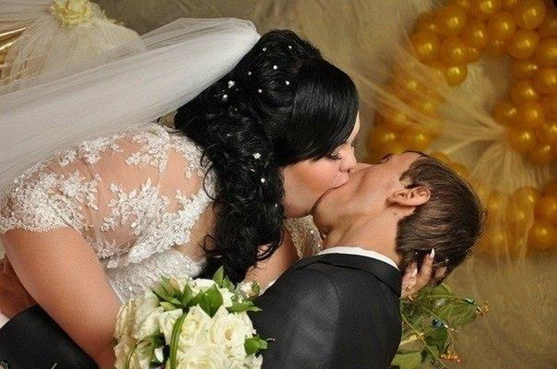 Смешной свадебный поцелуй