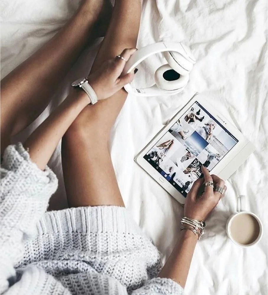 Фотосессия с журналом в руках