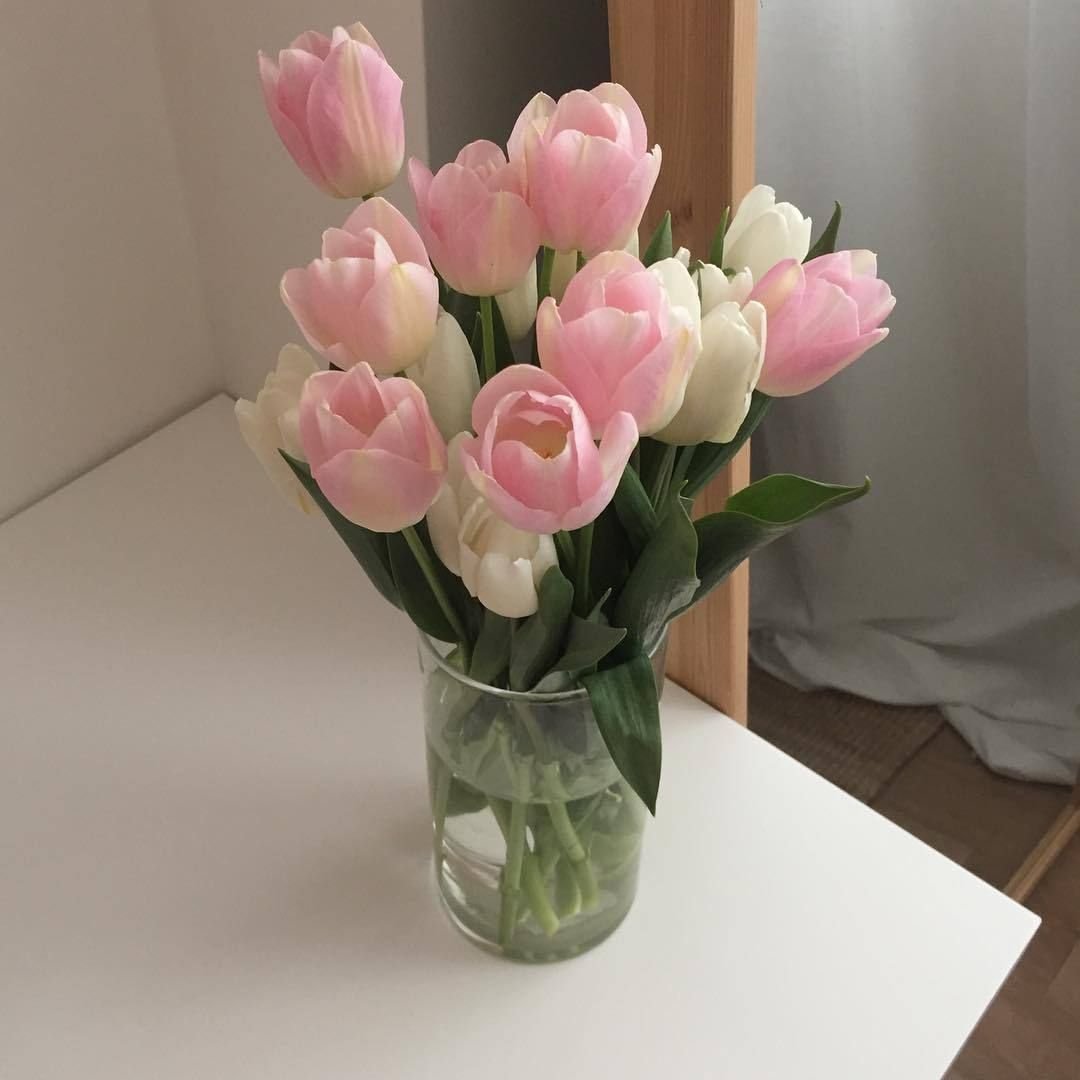 Селфи с букетом тюльпанов