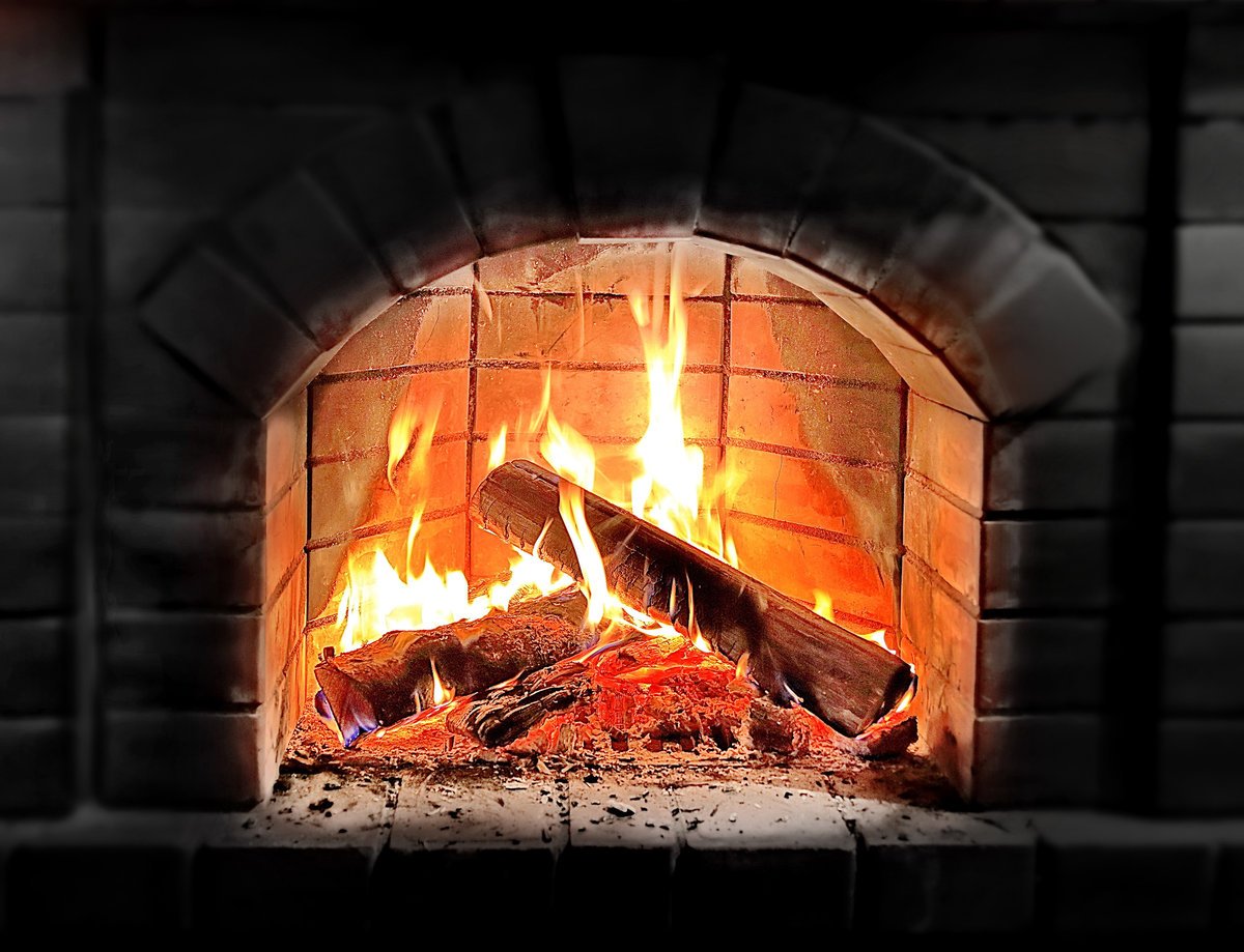Горящие дрова в камине