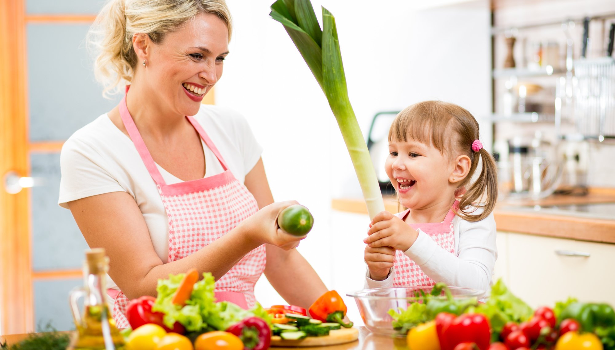 Слушать еда мама. Здоровое питание в семье. Здоровая мама и ребенок. Мама ребенок здоровое питание. Мама с ребенком на кухне.