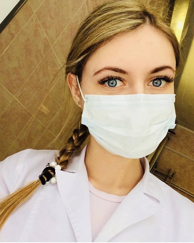Девушка в маске медицинской