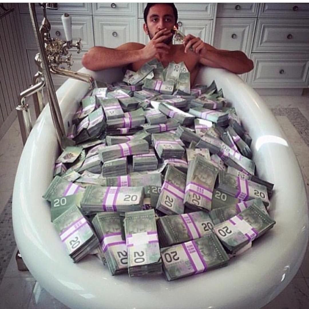 Богатый мужчина с деньгами