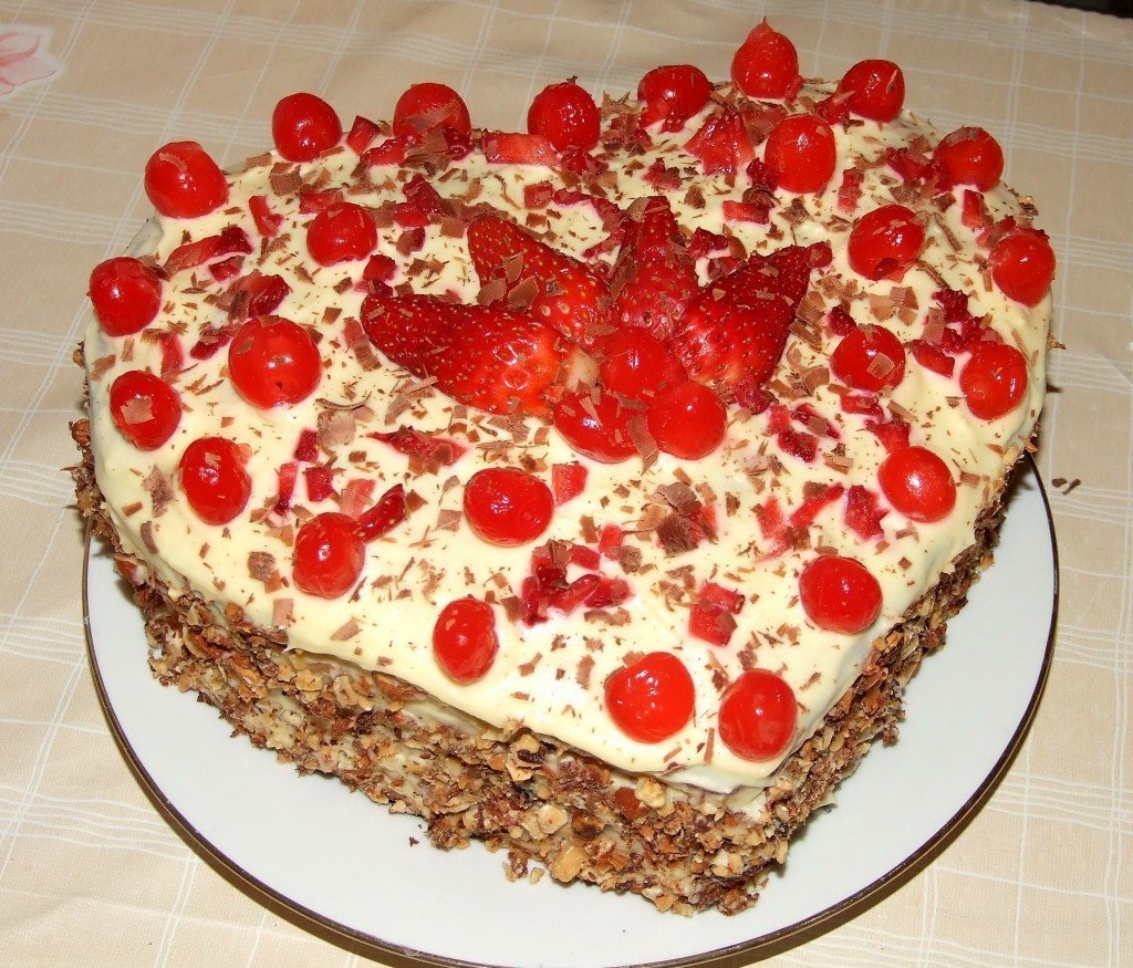 Торт домашний на столе