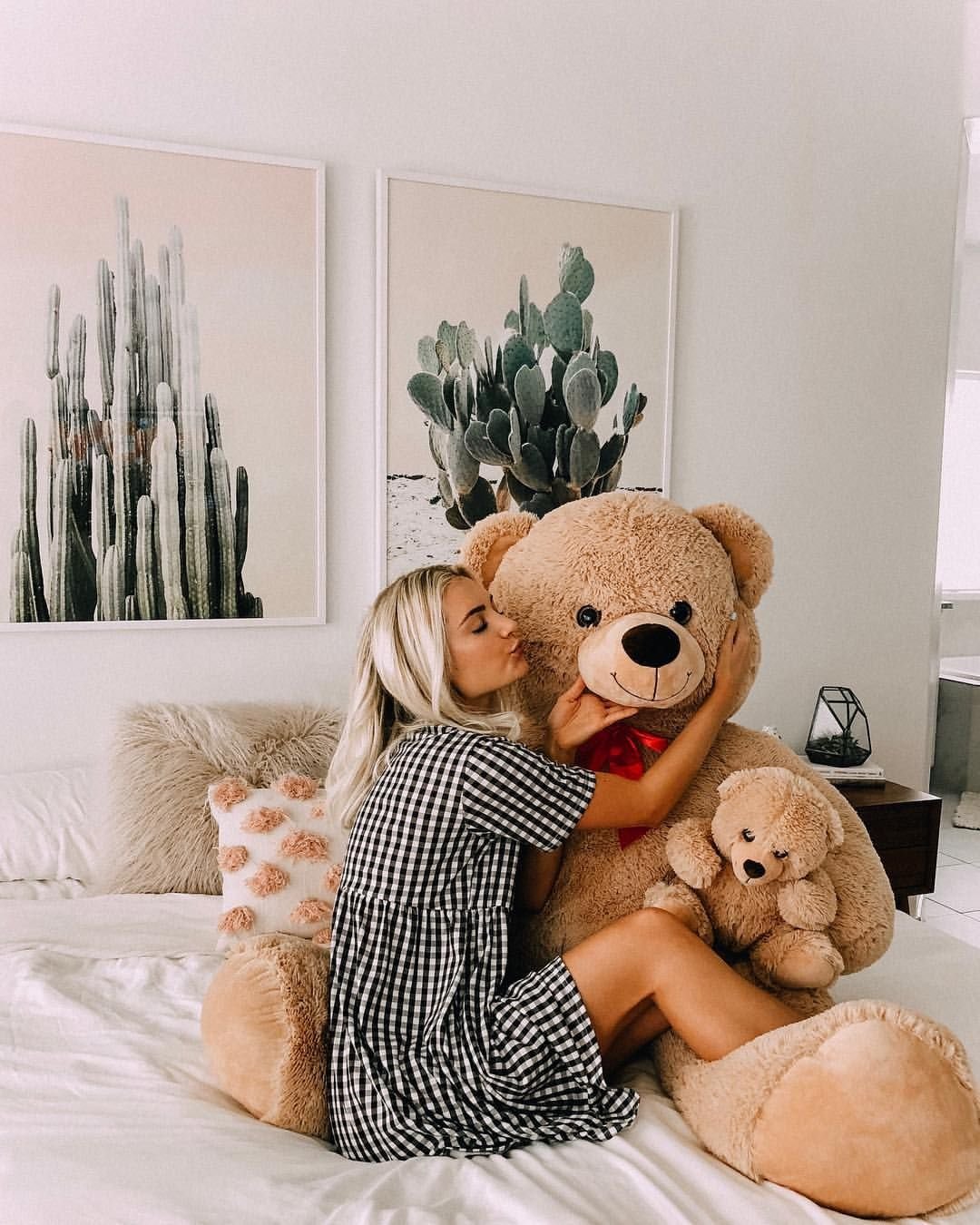 Девушка с плюшевым медведем