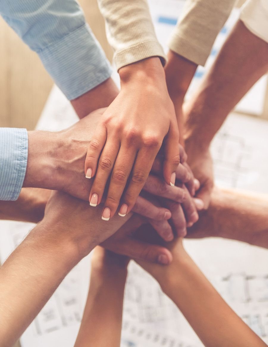 Люди держатся за руки