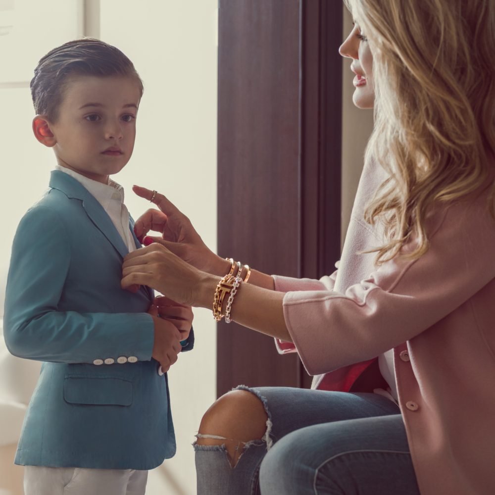 Люди держатся за руки