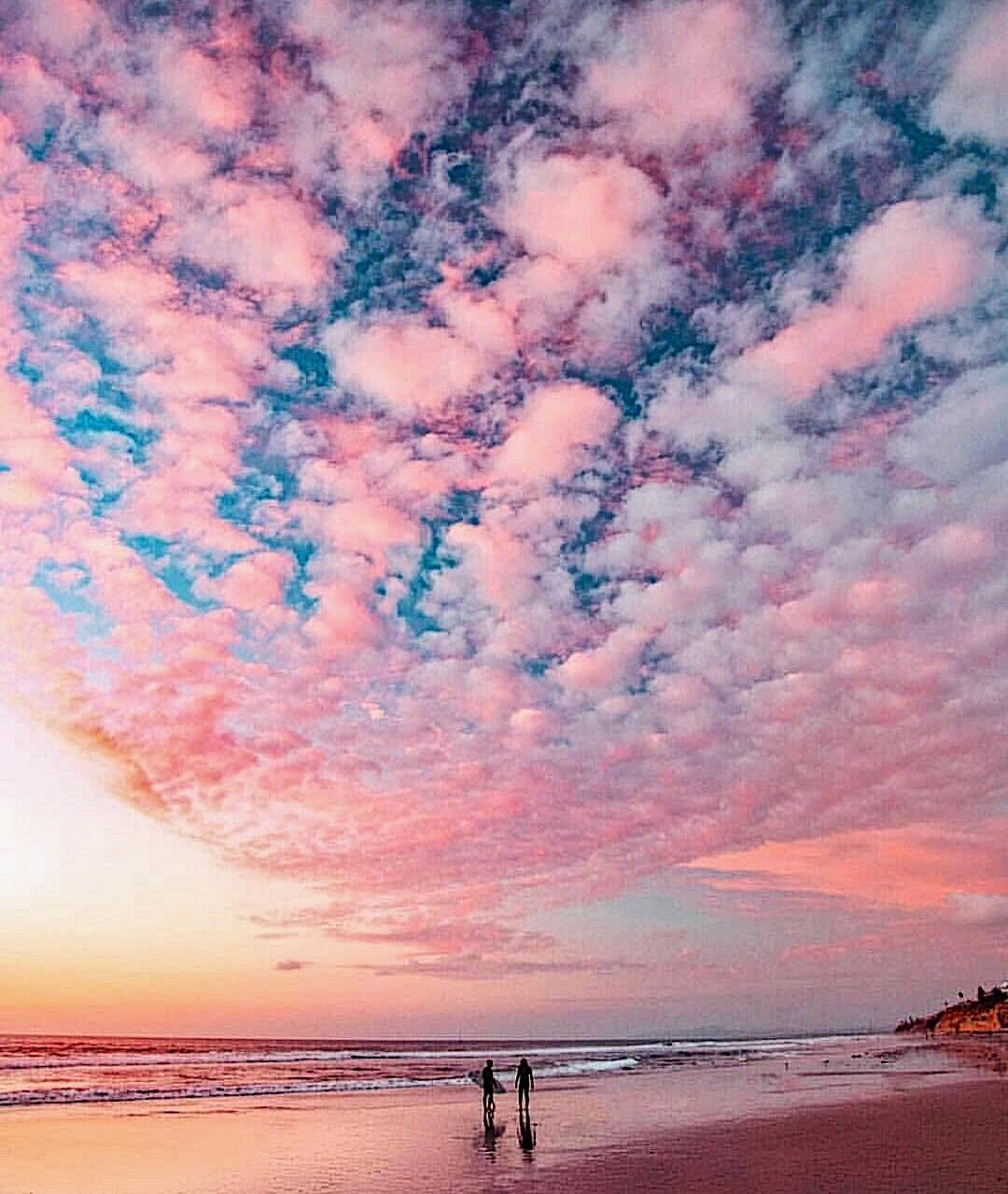 Розовое небо с облаками