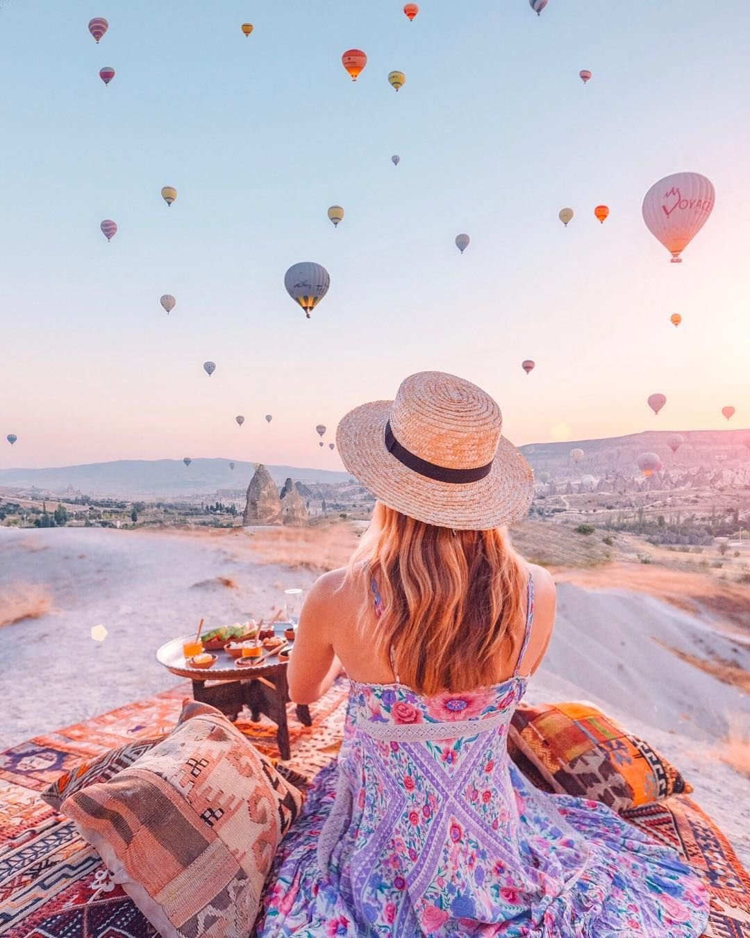 Девушка с пончиком