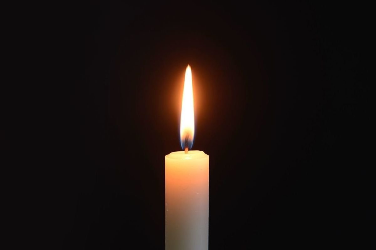 Траурная лента и свеча