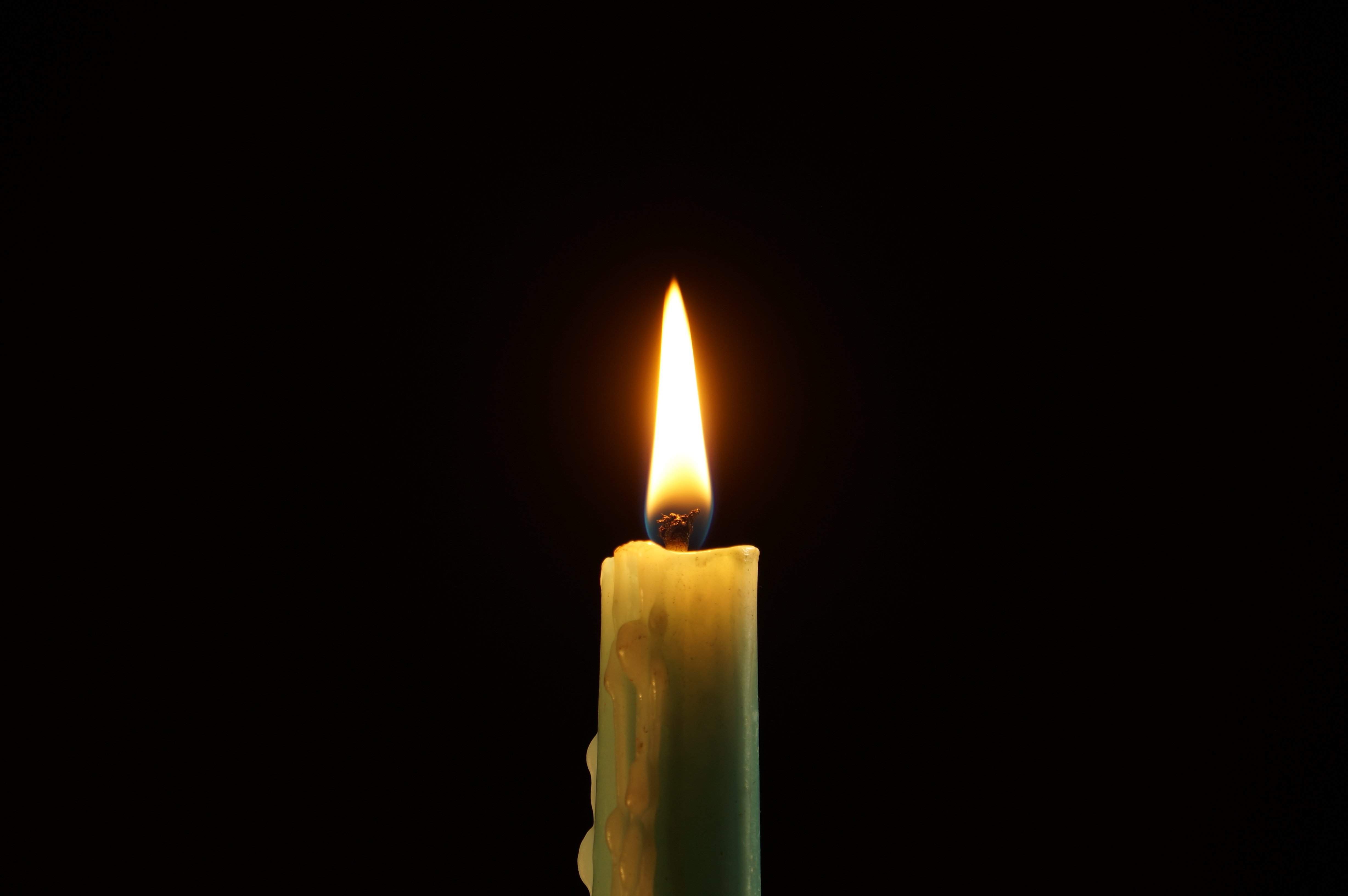 Видео свеча на черном фоне. Свеча на черном фоне. Свеча на темном фоне. Горящая свеча. Горящая свеча на черном.