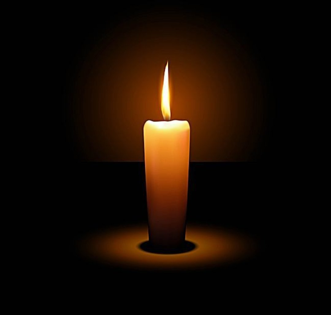 Свеча на черном фоне