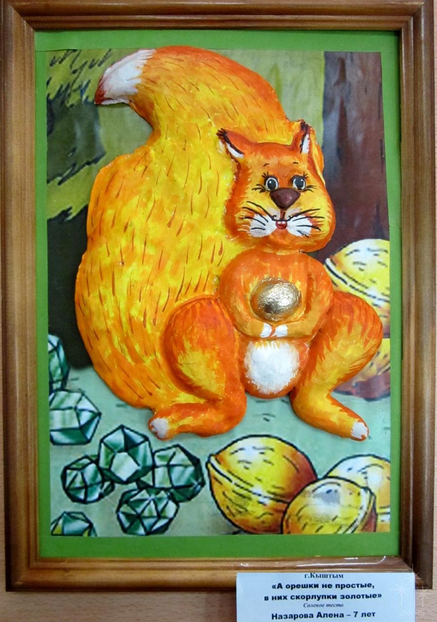 Поделка белка с орешками