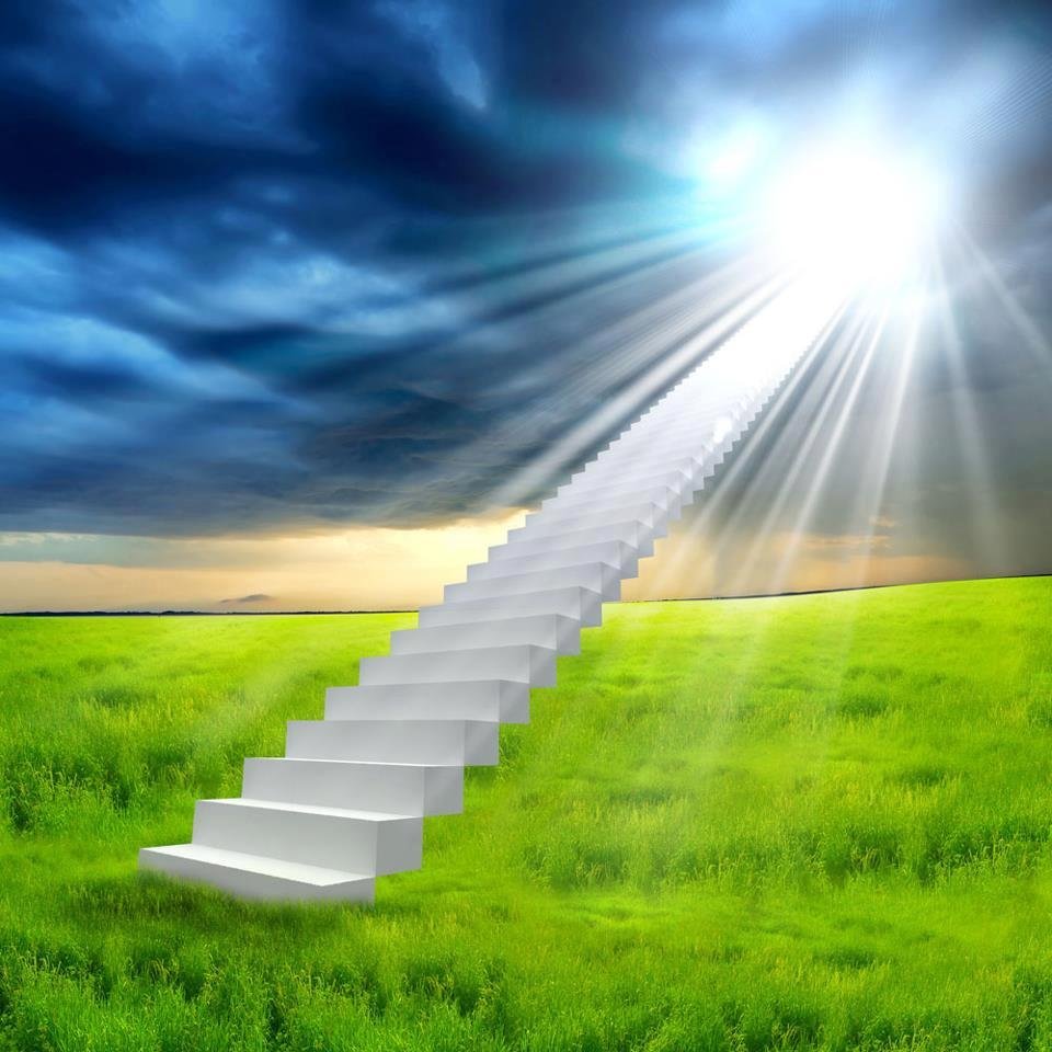 Ступеньки в небо с человеком