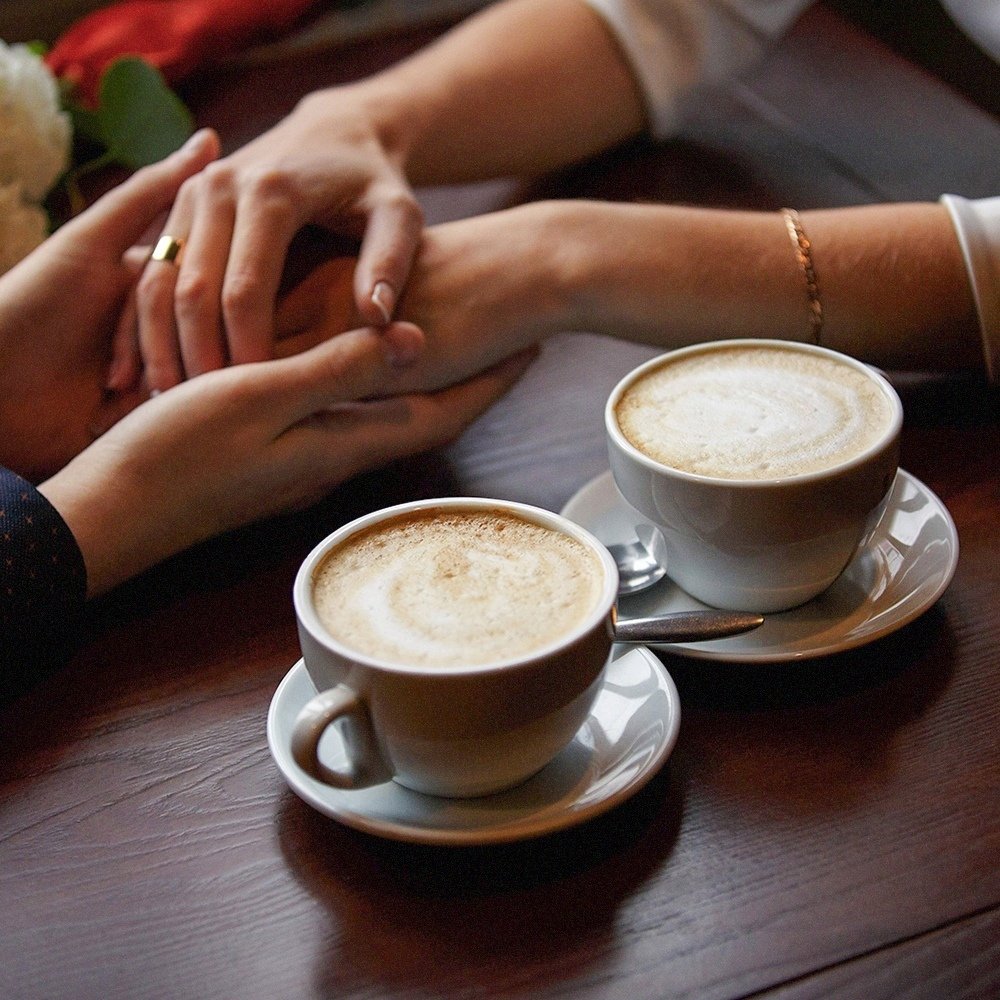 Пара за чашкой кофе