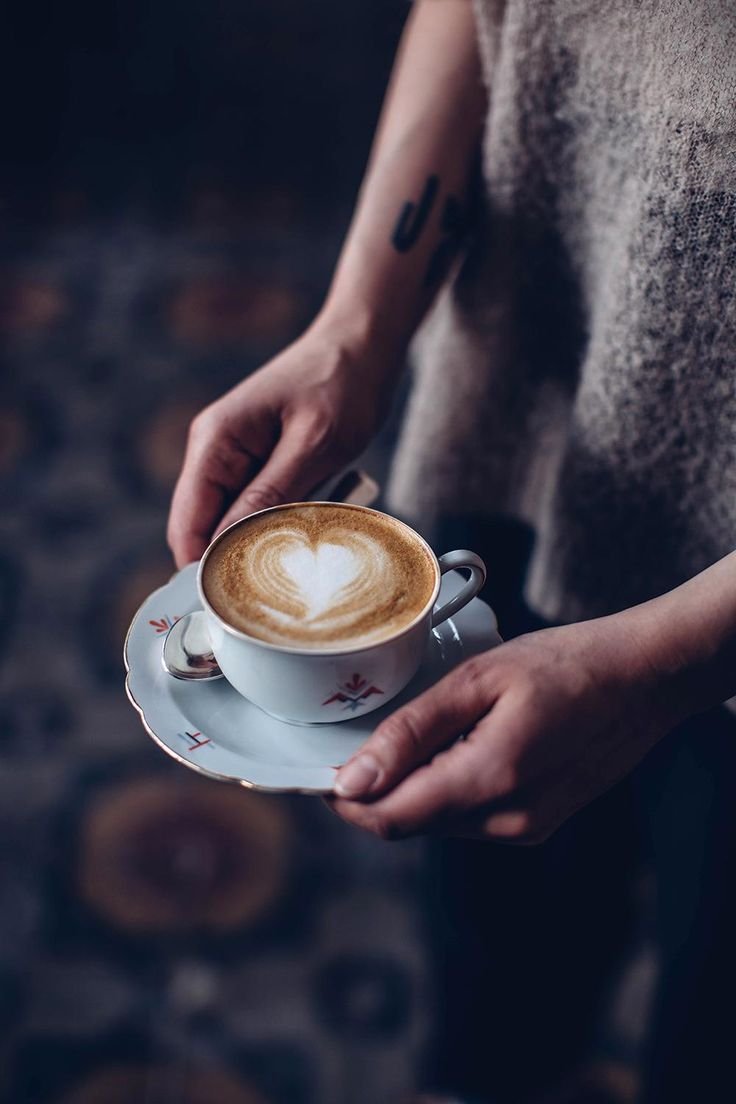 Мужчина с чашкой кофе