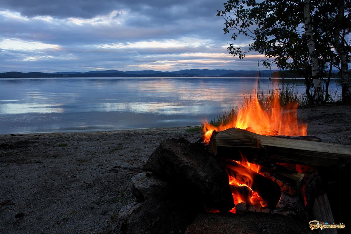 Костер у озера