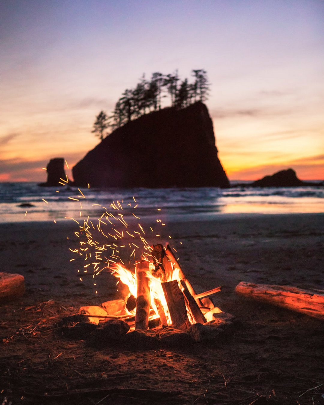 Костер на берегу моря