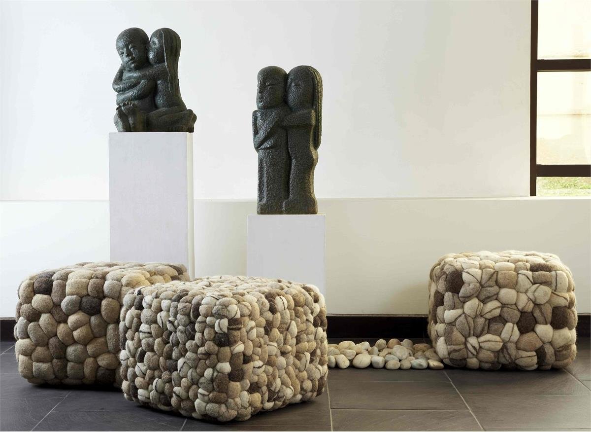 Пуфик в виде камня