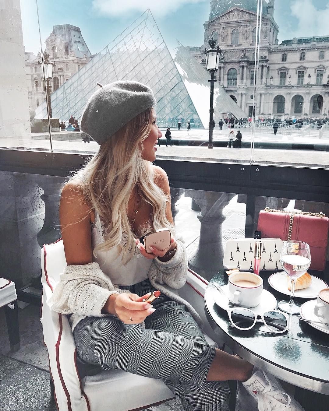 Девушка в кафе в Париже