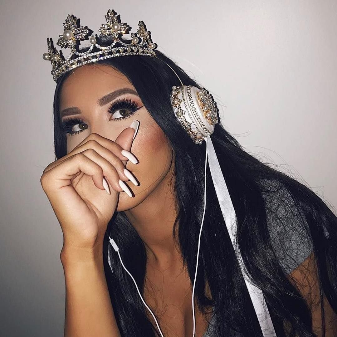 Красивые королевы с коронами