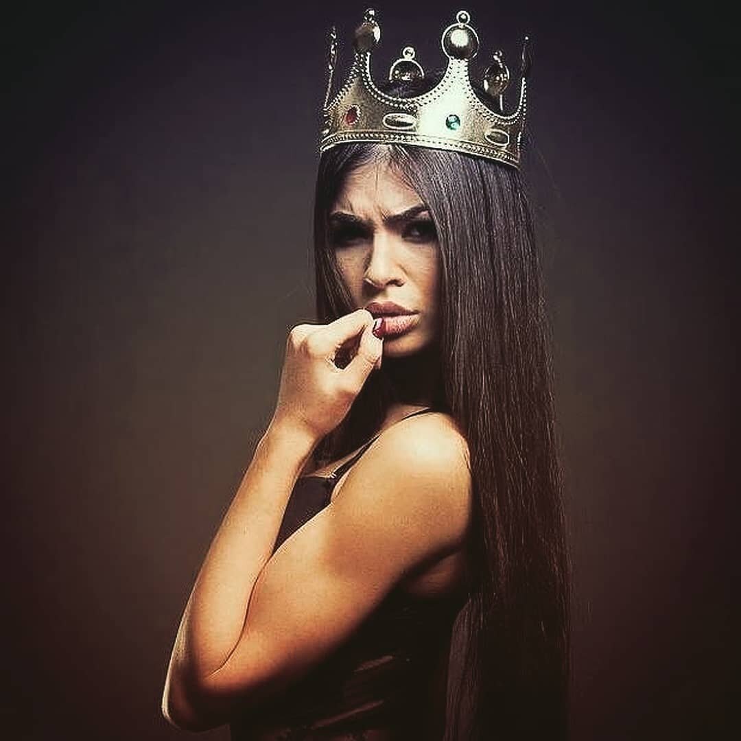 Красивая девушка в короне