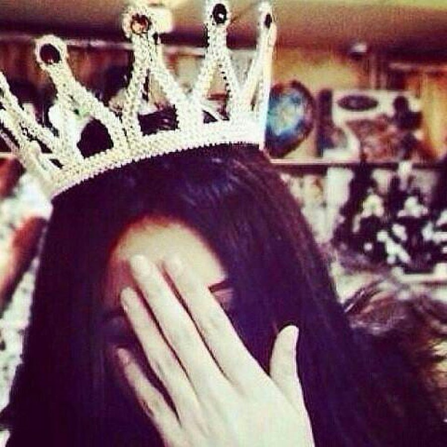 Девушка с короной на голове арт