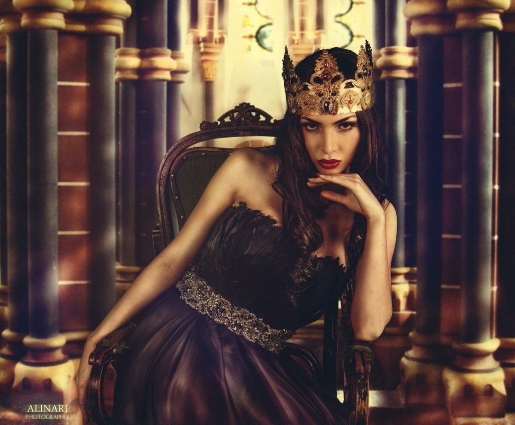 Лицо девушки с короной