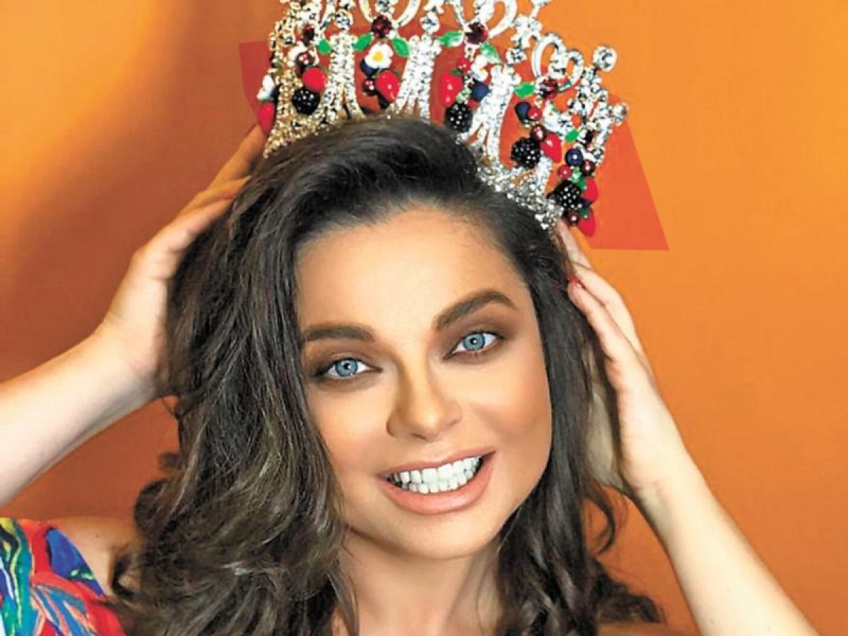 Девушка в короне со спины