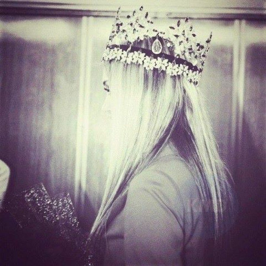 Модель королевы a237