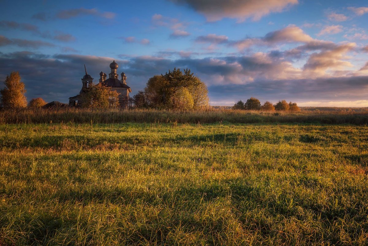 Бескрайние просторы России с Церковью