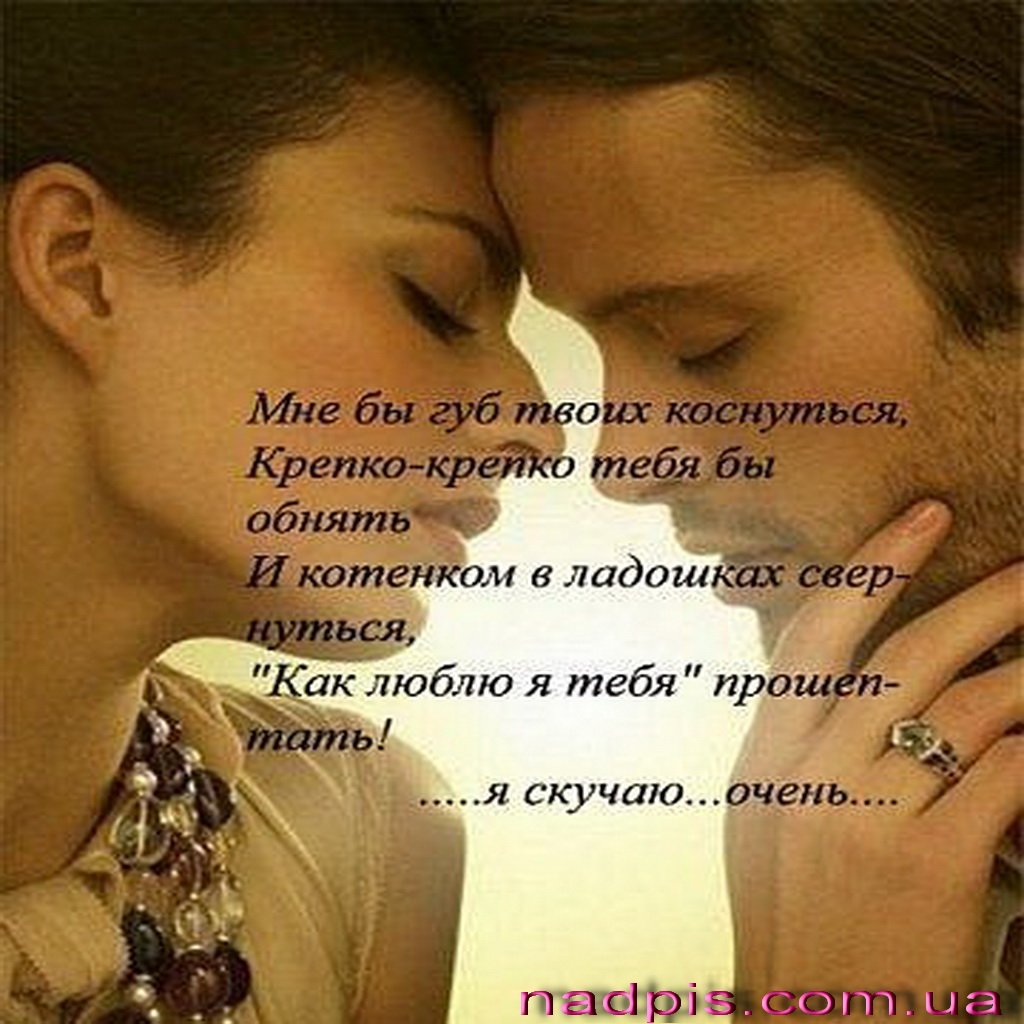 Мужчина и женщина обнимаются на море