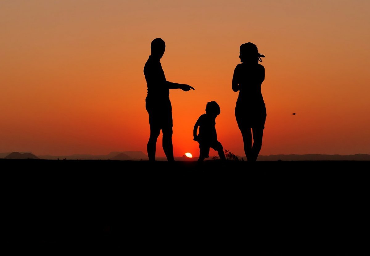 Семья на закате