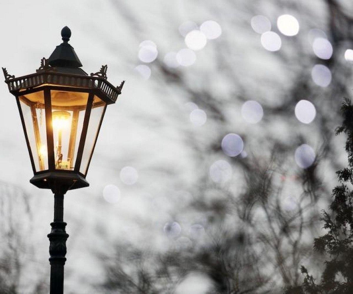 Красивый уличный фонарь