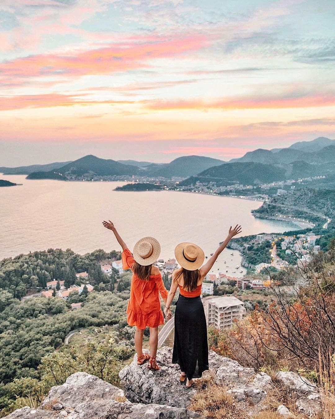 Девушка путешествует